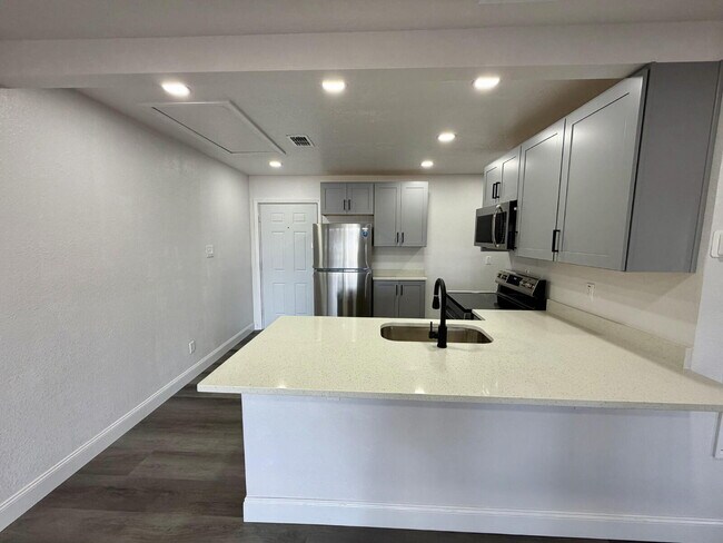 Foto del edificio - Peaceful Elevated Villa Near the Lake – Fully Renovated | $2,200/month