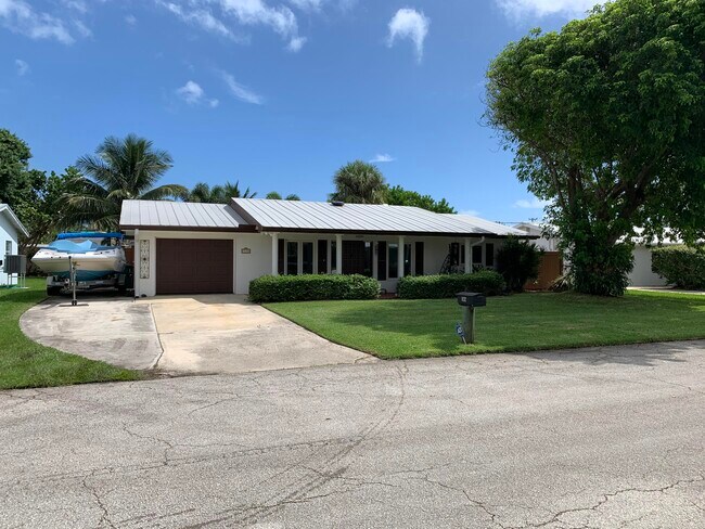 Building Photo - 1132 Granada St