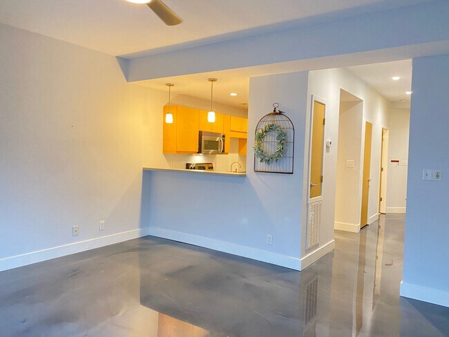 Building Photo - Trendy Downtown Condo! 2 bedroom & 1.5 bath.
