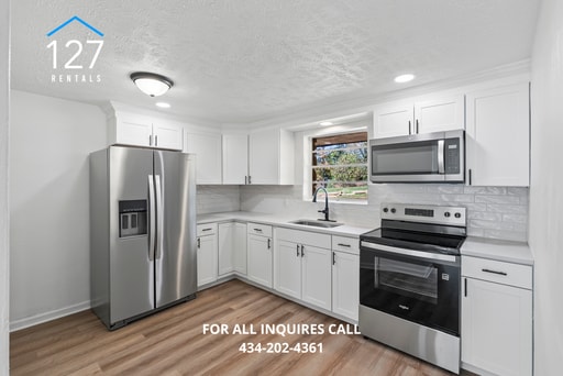 Building Photo - Beautifully Renovated 2 Bedroom Apartment ...