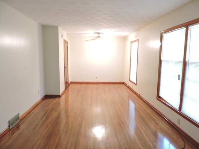 Foto del edificio - 2021 Tammwood Dr