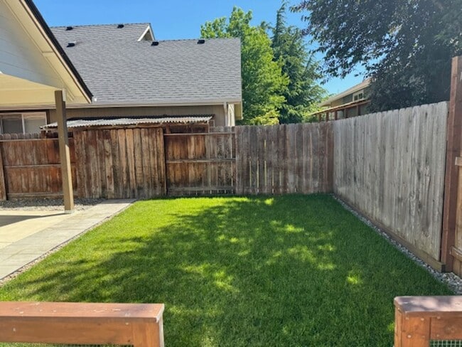 Building Photo - NEW TO MARKET/ 3 BEDROOM HOUSE ON QUIET DEAD END STREET
