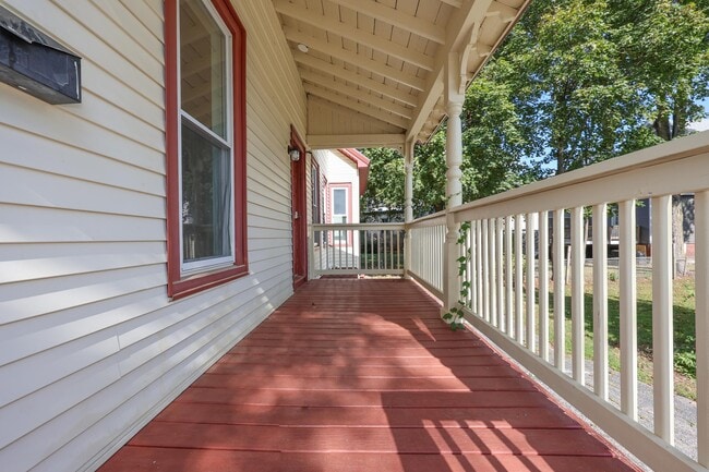 Building Photo - 15 Pierce St