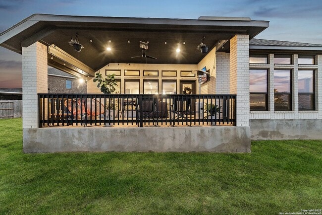 Foto del edificio - 406 Juana Wy