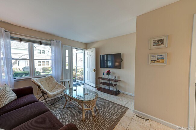 Foto del edificio - 49 Canoe Place Rd