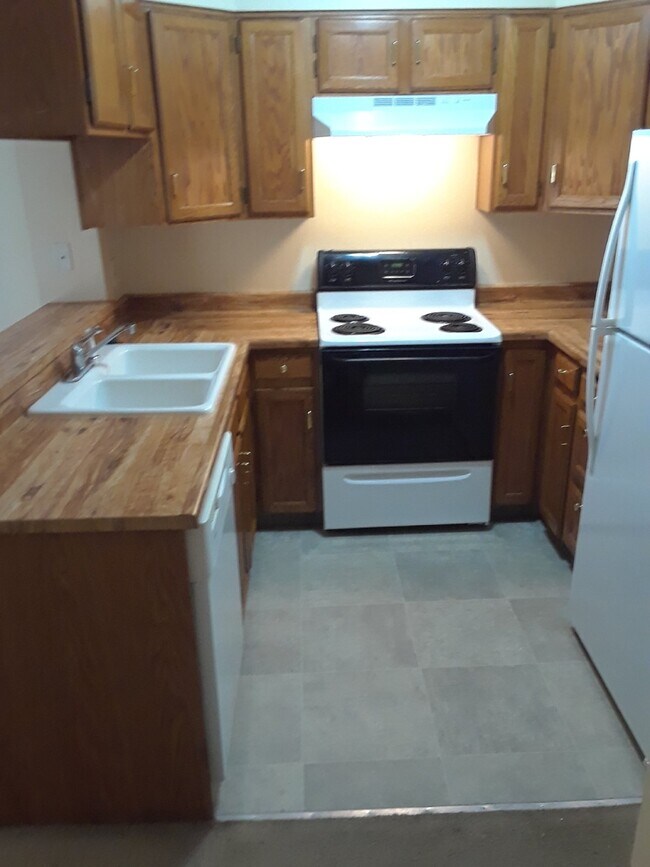 Building Photo - Available Now! "Charming 2-Bed Townhouse with Fireplace Oasis on South Trenton Street!"