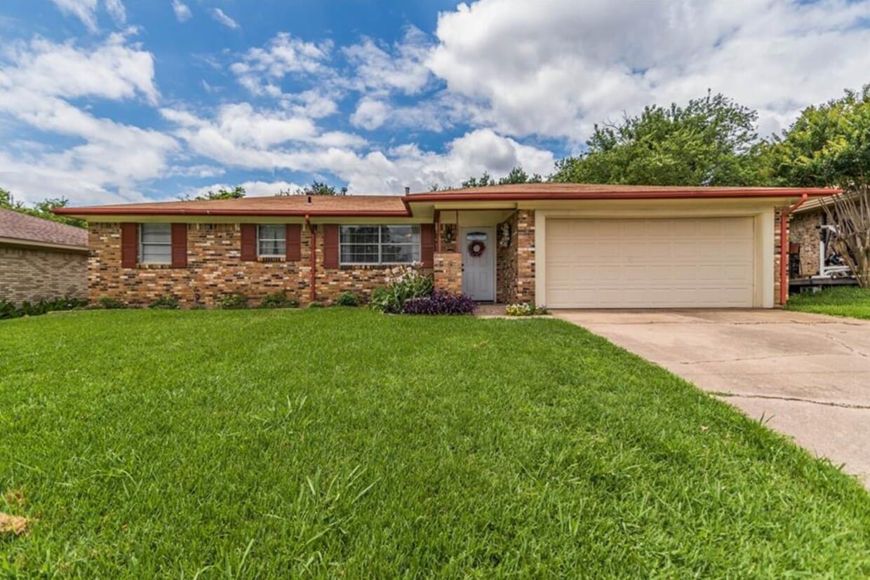 Primary Photo - 2015 Brenda Ave