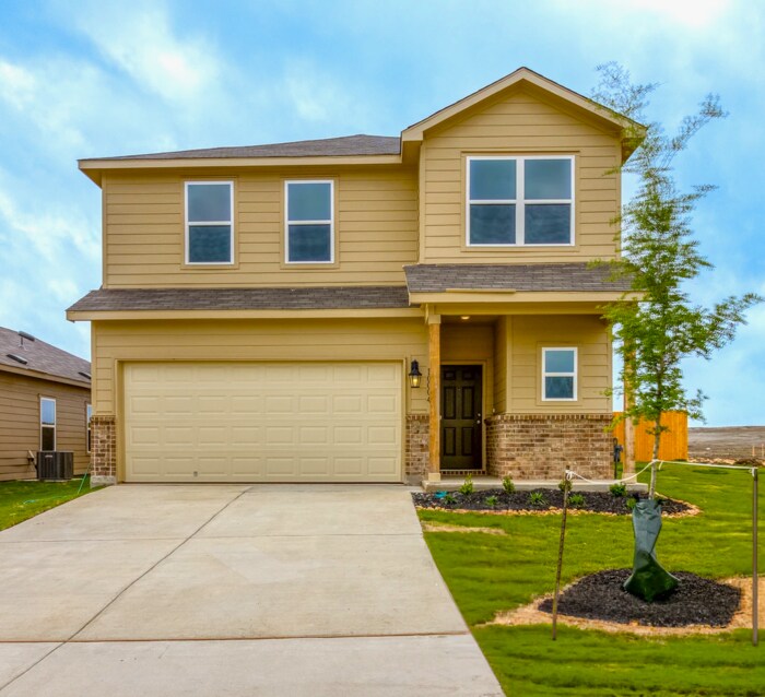 Foto principal - A charming 4 beds and 2.5 bath is now ready!