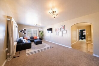 Building Photo - 170 E 100 N