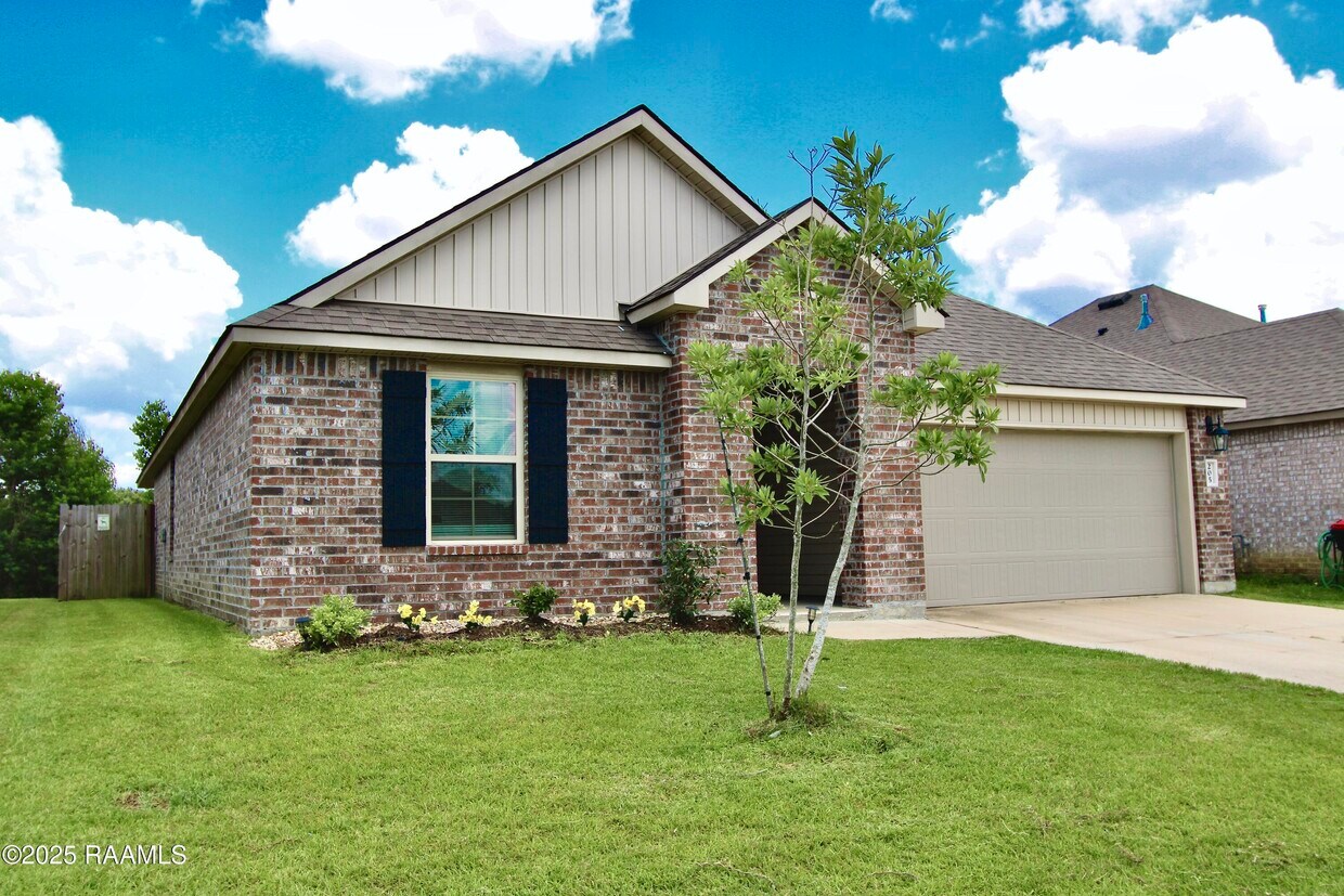 Primary Photo - 205 Acadian Lk Dr