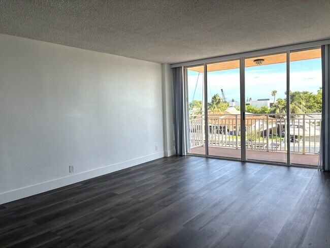 Foto del edificio - 2450 NE 135th St
