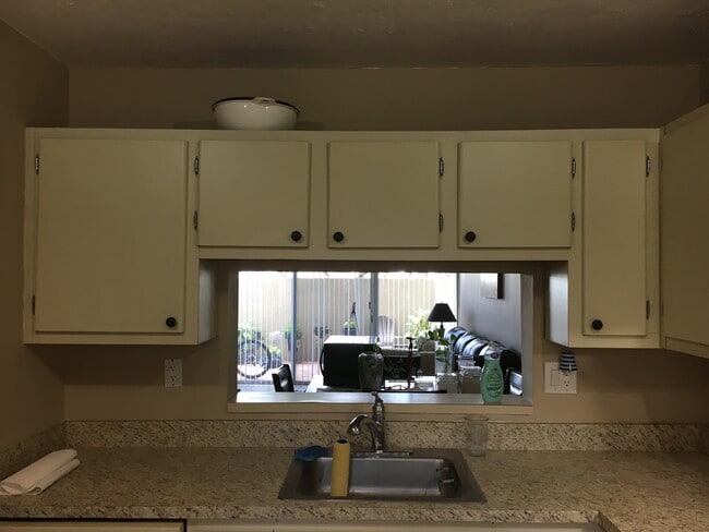 Building Photo - 10865 SW 112th Ave