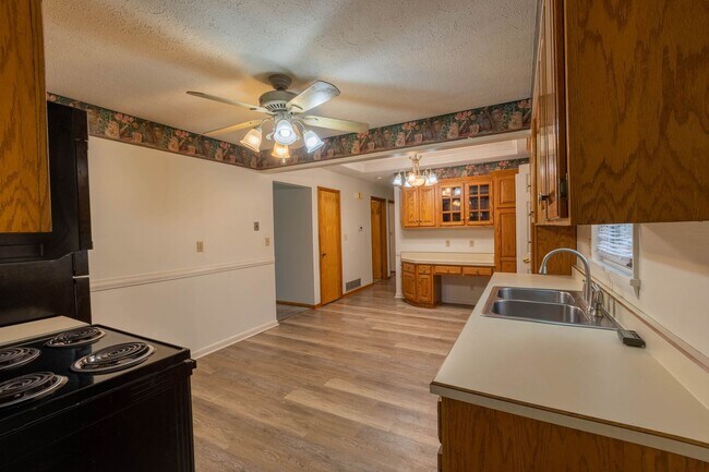 Building Photo - 4 br, 3 bath House - 5605 Arvis Drive