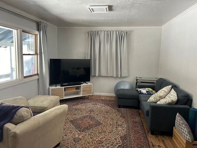 Building Photo - Spacious 1 Bedroom House with Covered Park...