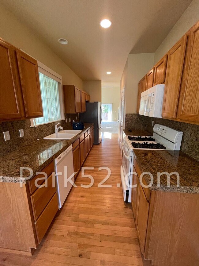 Foto del edificio - 3 Bedroom Home in University Place