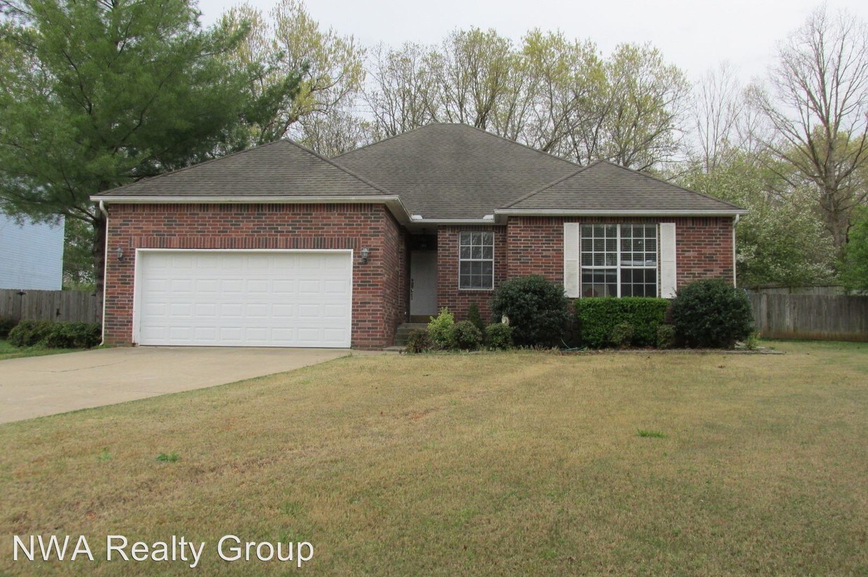 Primary Photo - 805 Foxfire Ln