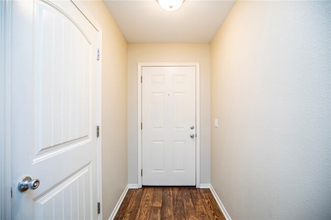 Building Photo - 131 Foxglove St