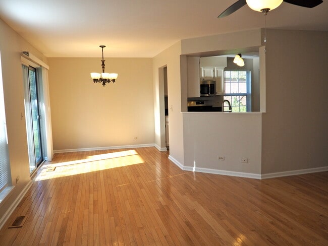 Building Photo - 106 Woodbury Ln