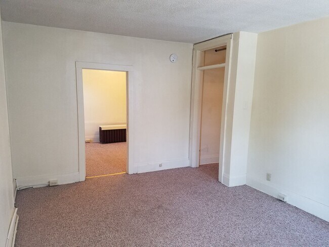 Building Photo - 810 W 25th St