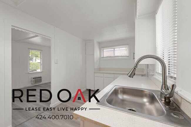 Foto del edificio - Spacious One Bedroom Bungalow, with Lots o...