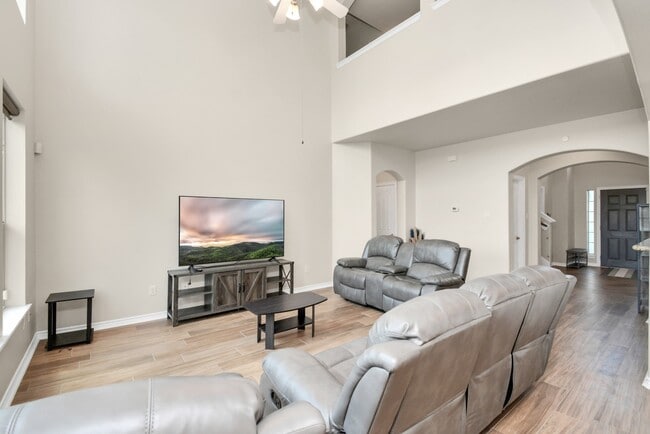 Foto del edificio - 2703 Lakecrest River Dr