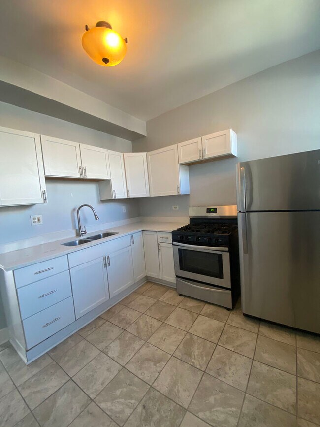 Building Photo - 851 N Mozart St