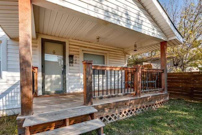 Building Photo - Charming two bed/one bath near downtown Ed...