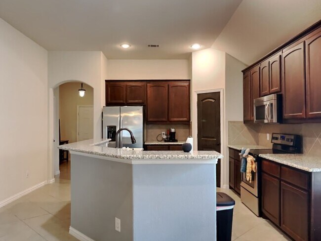 Foto del edificio - BEAUTIFUL BRICK FOUR BEDROOM!