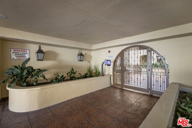 Foto del edificio - 851 N San Vicente Blvd