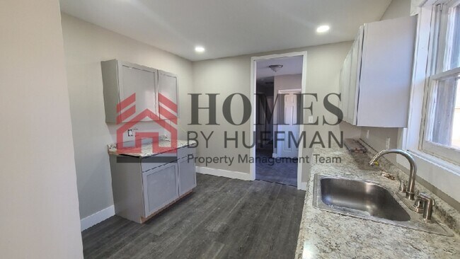 Building Photo - 3 Bedroom House | Two Baths | Westside