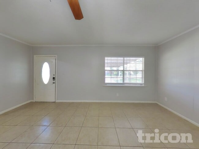 Foto del edificio - 411 E Carby Rd