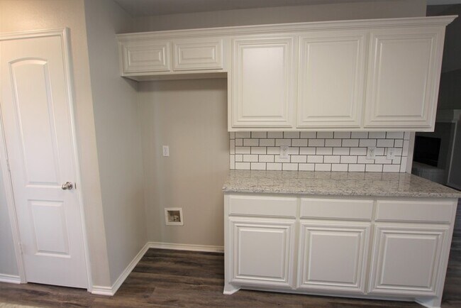 Building Photo - Beautifully Updated 4 Bedroom Near Jack El...