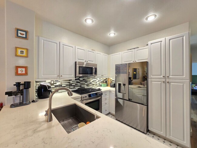 Foto del edificio - Beautiful Upgraded 2 Bedroom 2 Bathroom Townhouse in Gated Community – Santa Clarita