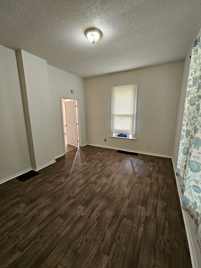 Main Entry Room - 413 W Vine St