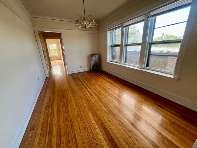 Building Photo - Huge One Bedroom in Irving Park