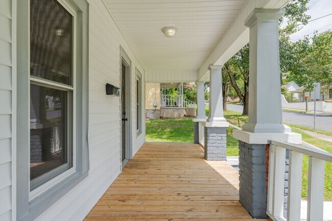 Foto del edificio - Cozy 3-Bedroom Home with Classic Charm in ...