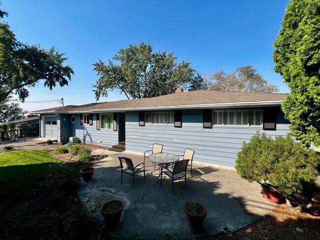 Foto del edificio - Beautiful North Hill Home Near Vincent Park!