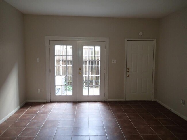Building Photo - 9803 Club Creek Dr