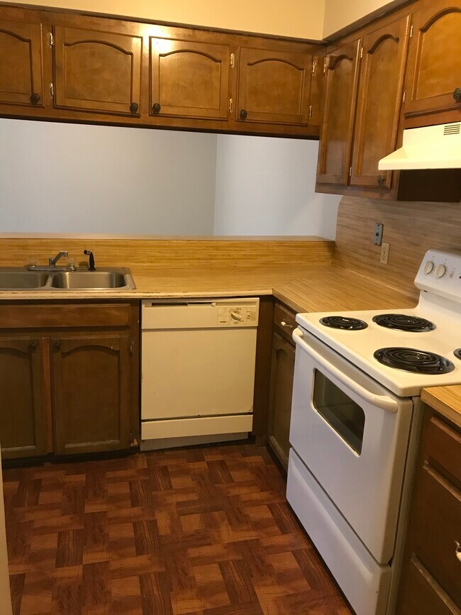 Kitchen - 8828 GSRI Ave