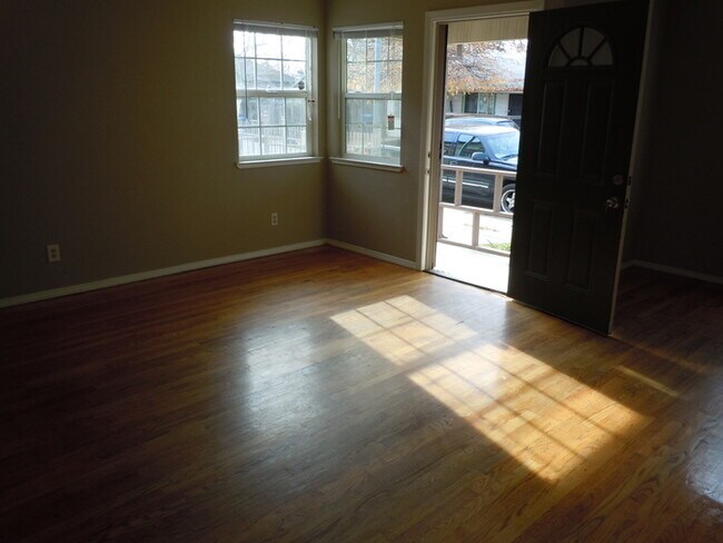 Foto del edificio - Beautiful 2BR/1BA Home with Hardwood Floors & Garage
