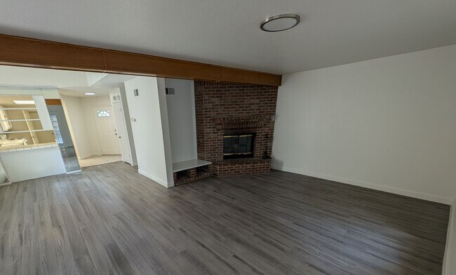 Building Photo - Spacious 2-Bedroom, 2.5-Bathroom Home on Q...