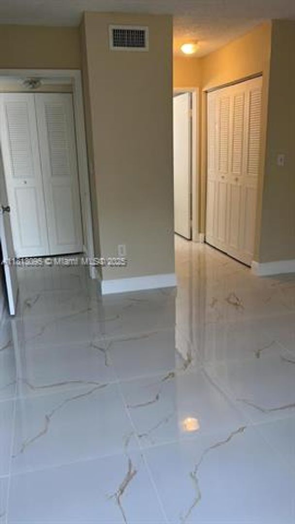 Foto del edificio - 6284 NW 186th St