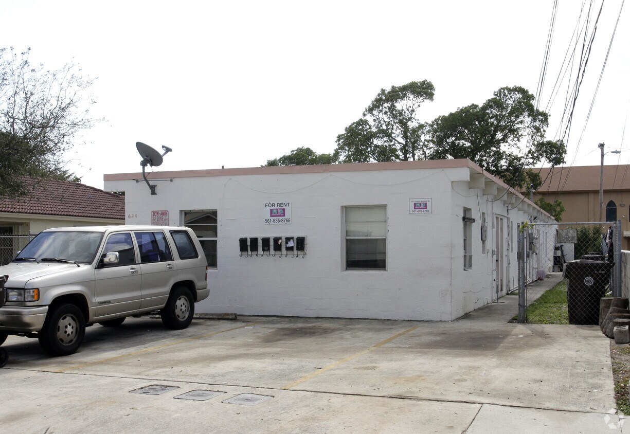 Building Photo - 620 20th St