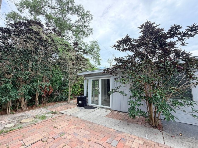 Photo - Available Now! 2 Bed, 1 Bath Duplex House