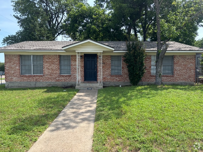 Building Photo - 1343 N 66th St