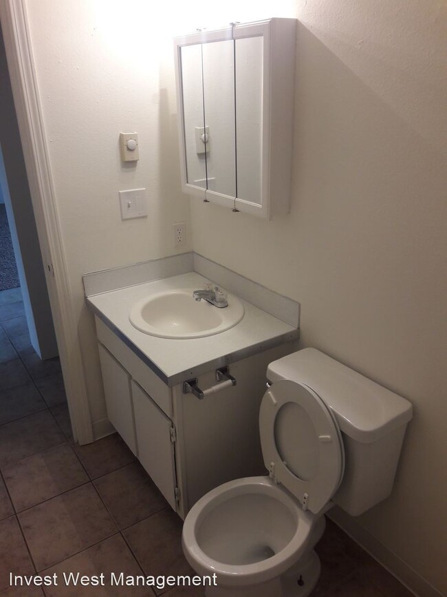 Building Photo - 2 br, 1 bath Apartment - 944-972 33 Avenue...