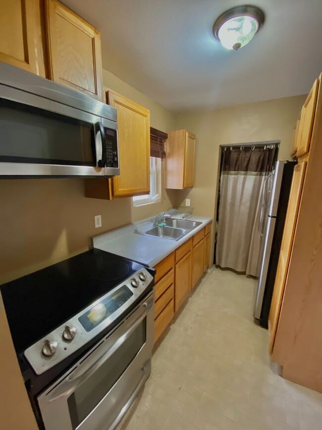 Building Photo - 706 Railroad Ave