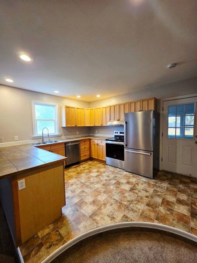 Building Photo - 208 W Main Ave