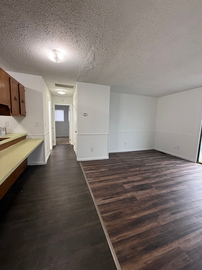 Building Photo - 601 Kinzer St