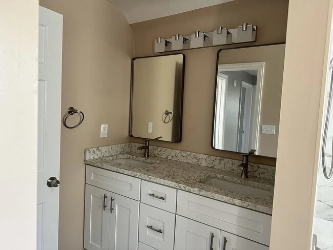 Building Photo - 3582 Northcliffe Rd